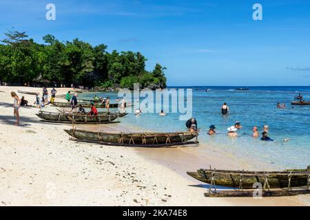 Traditionelles Kanu am Strand, Kiriwina Island Papua-Neuguinea. Stockfoto