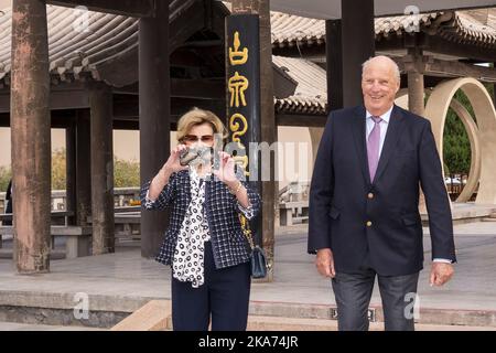 Dunhuang, China 20181013. Königin Sonja fotografierte die Pressefotografen und König Harald lächelt vor einem Mittagessen in der Pagode der Yueya-Oase. Foto: Heiko Junge / NTB scanpi Stockfoto