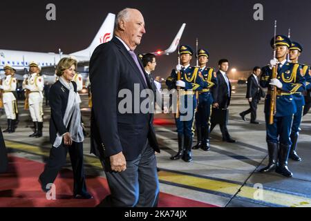 Peking, China 20181013. Nach zwei Tagen in der westchinesischen Stadt Dunhuang trafen König Harald und Königin Sonja am Samstagabend in Peking ein. In der chinesischen Hauptstadt finden Gespräche mit Präsident Xi Jinping und ein Treffen mit der größten Wirtschaftsdelegation aus Norwegen der Times statt. Foto: Heiko Junge / NTB scanpi Stockfoto