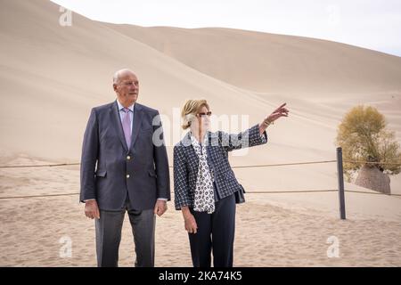 Dunhuang, China 20181013. König Harald und Königin Sonja haben ihren Aufenthalt in Dunhuang mit einem Ausflug in die Wüste Gobi und die Dünen vor der Wüstenquelle Yueya abgeschlossen. Foto: Heiko Junge / NTB scanpi Stockfoto