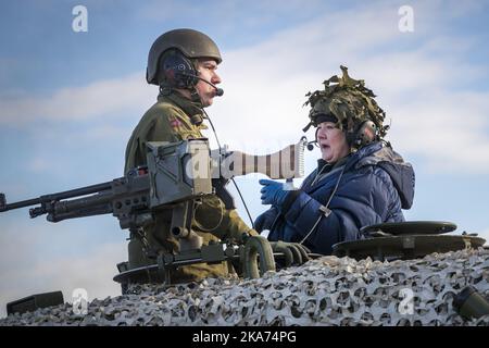 Roeros, Norwegen 20181027. Premierministerin Erna Solberg saß in einem Kampfpanzer Leopard 2, einem Hauptpanzer, als sie am Mittwoch im Rahmen der Übung Trident Juncture 2018 das Bataillon der Brigade Nord und des Panzerbataillons im Gebiet von Reros besuchte. Es ist die größte NATO-Übung in Norwegen seit dem Kalten Krieg. Foto: Heiko Junge / NTB scanpi Stockfoto