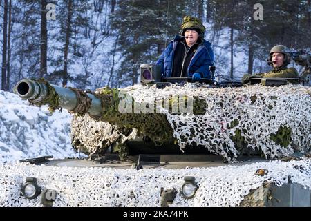 Roeros, Norwegen 20181027. Premierministerin Erna Solberg saß in einem Kampfpanzer Leopard 2, einem Hauptpanzer, als sie am Mittwoch im Rahmen der Übung Trident Juncture 2018 das Bataillon der Brigade Nord und des Panzerbataillons im Gebiet von Reros besuchte. Es ist die größte NATO-Übung in Norwegen seit dem Kalten Krieg. Foto: Heiko Junge / NTB scanpi Stockfoto