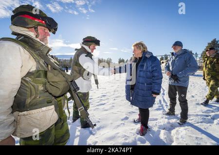 Roeros, Norwegen 20181027. Premierministerin Erna Solberg begrüßt den schwedischen Brigadier Lennart Widerstöm während eines Besuchs eines schwedischen Armeebataillons auf OS im Rahmen der Übung Trident Juncture 2018 am Mittwoch. Es ist die größte NATO-Übung in Norwegen seit dem Kalten Krieg. Foto: Heiko Junge / NTB scanpi Stockfoto