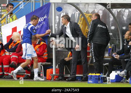 Moldes-Manager Ole Gunnar Solskjaer dankt Mattias Mostrom für seine Bemühungen, nachdem er ihn während des Elitespiels zwischen Molde und Haugesund im Aker-Stadion in Molde am Sonntagabend ersetzt hatte Stockfoto