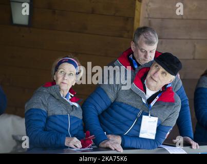 Seefeld, Österreich 20190226. Königin Sonja, König Harald und Präsident Erik Roeste vom Norwegischen Skiverband (hinten) bei den Skisprung-Mannschaftsfrauen bei den FIS Nordischen Skiweltmeisterschaften 2019 in Seefeld. Foto: Terje Pedersen / NTB scanpi Stockfoto