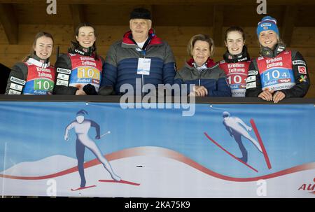 Seefeld, Österreich 20190226. Ingebjörg Saglen Braaten tv, Silje Opseth, King Harald, Queen Sonja, Anna Odine Stroem und Maren Lundby, während der Skisprungmanninnen im FIS Nordic World Ski Campionship 2019 in Seefeld. Foto: Terje Pedersen / NTB scanpi Stockfoto