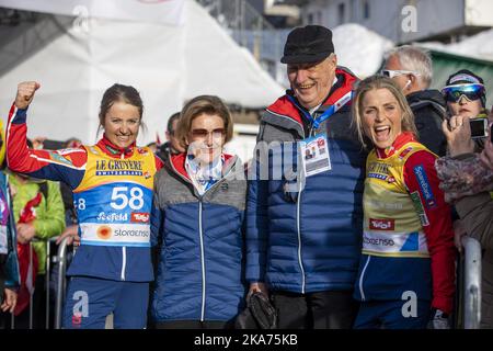 Seefeld, Österreich 20190226. König Harald und Königin Sonja gratulierten Therese Johaug (rechts) und Ingvild Flugstad Oestberg (links) nach 10 km für Frauen während der WM in Seefeld. Foto: Tore Meek / NTB scanpi Stockfoto