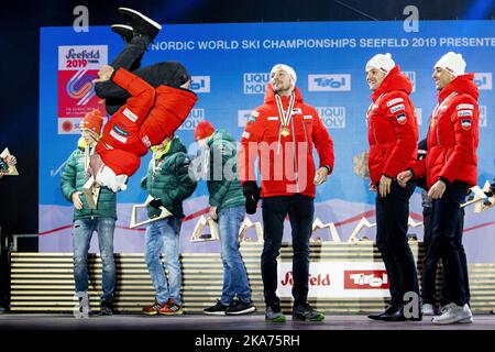 Seefeld, Österreich 20190302. Espen Bjoernstad junps während Jan Schmid, Jarl Magnus Riber und Joergen Graabak bei der Medaillenübergabe nach der kombinierten Staffel während der Weltmeisterschaft in Seefeld 2019 begleiten. Das norwegische Team gewann vor Deutschland und Österreich. Foto: Tore Meek / NTB scanpi Stockfoto