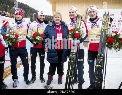 Seefeld, Österreich 20190302. Ministerpräsident Erna Solberg (Mitte) begrüßt die Läufer von links: Jan Schmid, Jarl Magnus Riber, Joergen Graabak und Espen Bjoernstad nach dem Langlaufen bei der Ski-WM in Seefeld. Foto: Terje Pedersen / NTB scanpi Stockfoto