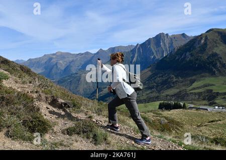 Frau beim Spaziergang auf dem Col du Soulor in den pyrenäen, die an Frankreich und Spanien Grenzen Stockfoto