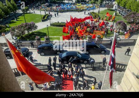 Oslo, Norwegen 20190515. Präsident Tone Wilhelmsen, Troen, begrüßt Li Zhanshu, den Vorsitzenden des Ständigen Ausschusses des Nationalen Volkskongresses, während des Besuchs im Storting. Foto: Stian Lysberg Solum / NTB scanpi Stockfoto