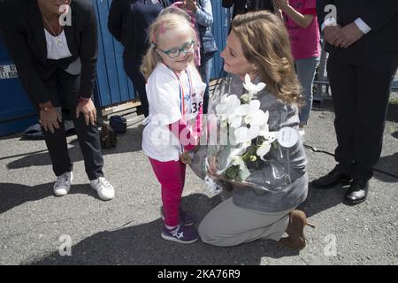 Nadderud, Norwegen 20190526. ViVil-Lekene 2019 Prinzessin Märtha Louise ist anwesend und umarmt Serine Hermansen Vintereidet am Sonntag bei der Ankunft im Nadderud-Stadion. Foto: Terje Bendiksby / NTB scanpi Stockfoto