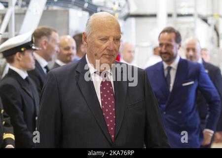 Oslo, Norwegen 20190529. König Harald und Kronprinz Haakon (hinten) besuchen das Forschungsschiff Kronprinz Haakon in Akershuskaia, Oslo. Foto: Ryan Kelly / NTB scanpi Stockfoto