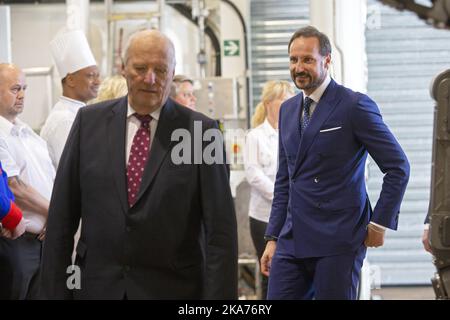 Oslo, Norwegen 20190529. König Harald und Kronprinz Haakon (rechts) besuchen das Forschungsschiff Kronprinz Haakon in Akershuskaia, Oslo. Foto: Ryan Kelly / NTB scanpi Stockfoto