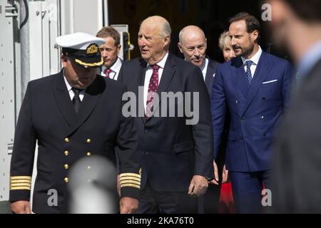 Oslo, Norwegen 20190529. König Harald (rote Krawatte) und Kronprinz Haakon (rechts) besuchen das Forschungsschiff Kronprinz Haakon in Akershuskaia, Oslo. Foto: Ryan Kelly / NTB scanpi Stockfoto