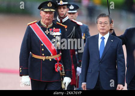 OSLO, Norwegen 20190612. Südkoreas Präsident Moon Jae-in wird auf dem Palastplatz von König Harald begrüßt. Präsident Moon Jae-in ist zu einem 2-tägigen offiziellen Staatsbesuch in Norwegen. Foto: Ryan Kelly / SCANPI Stockfoto