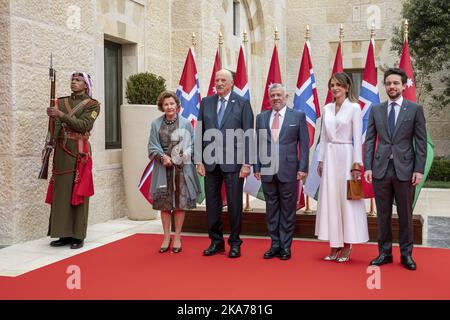 Amman, Jordanien 20200302. König Harald und Königin Sonja wurden am Montag von Jordaniens König Abdullah und Königin Rania bei einer offiziellen Begrüßungszeremonie im Al Husseiniya Palast in der Hauptstadt Amman begrüßt. Das norwegische Königspaar befindet sich auf einem dreitägigen Staatsbesuch in Jordanien. Foto: Heiko Junge / NTB scanpix Stockfoto