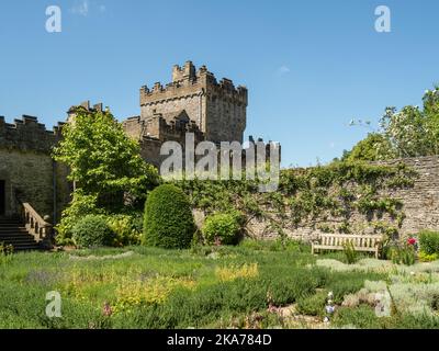 Haddon Hall, ein mittelalterliches Herrenhaus aus dem 11.. Jahrhundert, Bakewell, Derbyshire, Großbritannien; Blick vom Garten auf die Halle Stockfoto