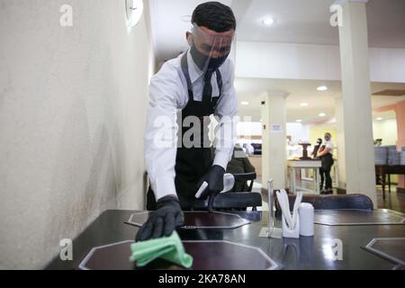 (200707) -- SAO PAULO, 7. Juli 2020 (Xinhua) -- Ein Kellner putzt einen Tisch in einem Restaurant in Sao Paulo, Brasilien, 6. Juli 2020. Die Zahl der COVID-19-Todesfälle in Brasilien überstieg am Montag 65.000, nachdem in den vergangenen 24 Stunden 620 weitere Patienten starben, was die Gesamtzahl auf 65.487 beläuft, teilte das Gesundheitsministerium mit. Die Gesamtzahl der Menschen, die seit Ausbruch des Virus positiv auf das neue Coronavirus getestet haben, stieg auf 1.623.284, nach einem täglichen Anstieg von 20.229 Fällen. (Str/Xinhua) Stockfoto