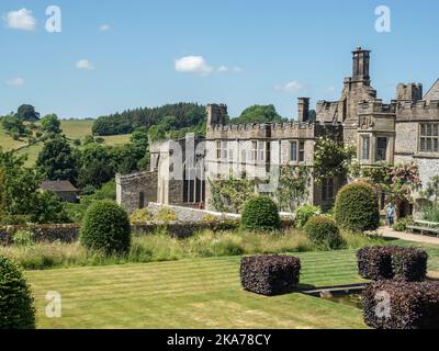 Haddon Hall, ein mittelalterliches Herrenhaus aus dem 11.. Jahrhundert, Bakewell, Derbyshire, Großbritannien; Blick vom Garten auf die Halle Stockfoto