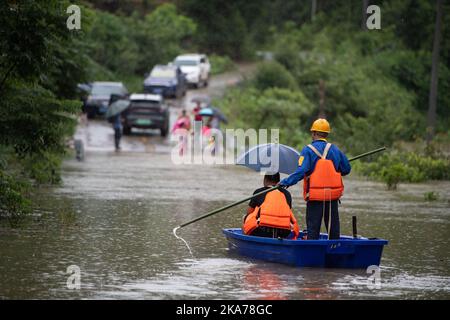 (200707) -- SHIMEN, 7. Juli 2020 (Xinhua) -- Retter helfen bei der Evakuierung von gefangenen Dorfbewohnern in der Gemeinde Yanchi im Bezirk Shimen, Provinz Hunan in Zentralchina, 7. Juli 2020. In den letzten Tagen kam es zu einer von Regen ausgelösten Überschwemmung in der Grafschaft. (Xinhua/Chen Sihan) Stockfoto