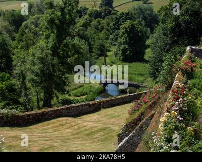 Haddon Hall, ein mittelalterliches Herrenhaus aus dem 11.. Jahrhundert, Bakewell, Derbyshire, Großbritannien; Blick von den Gärten auf eine Brücke über den Fluss Wye Stockfoto