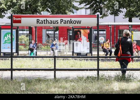 (200707) -- BERLIN, 7. Juli 2020 (Xinhua) -- Passagiere warten auf öffentliche Verkehrsmittel an einem Bahnhof in Berlin, der Hauptstadt Deutschlands, am 7. Juli 2020. Bundeskanzlerin Angela Merkel lehnt die Idee ab, sich von der Pflicht zur Gesichtsmaske in den Geschäften des Landes zu entfernen, sagte Regierungssprecher Steffen Seibert hier am Montag. (Xinhua/Shan Yuqi) Stockfoto