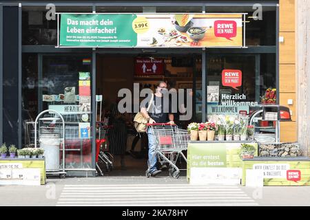 (200707) -- BERLIN, 7. Juli 2020 (Xinhua) -- Ein Mann mit Gesichtsmaske verlässt einen Supermarkt in Berlin, der Hauptstadt von Deutschland, 7. Juli 2020. Bundeskanzlerin Angela Merkel lehnt die Idee ab, sich von der Pflicht zur Gesichtsmaske in den Geschäften des Landes zu entfernen, sagte Regierungssprecher Steffen Seibert hier am Montag. (Xinhua/Shan Yuqi) Stockfoto