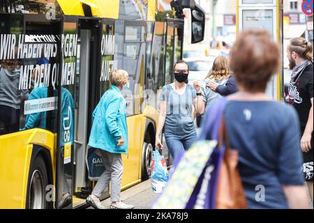 (200707) -- BERLIN, 7. Juli 2020 (Xinhua) -- Passagiere mit Gesichtsmasken steigen in Berlin, der Hauptstadt Deutschlands, am 7. Juli 2020 aus. Bundeskanzlerin Angela Merkel lehnt die Idee ab, sich von der Pflicht zur Gesichtsmaske in den Geschäften des Landes zu entfernen, sagte Regierungssprecher Steffen Seibert hier am Montag. (Xinhua/Shan Yuqi) Stockfoto