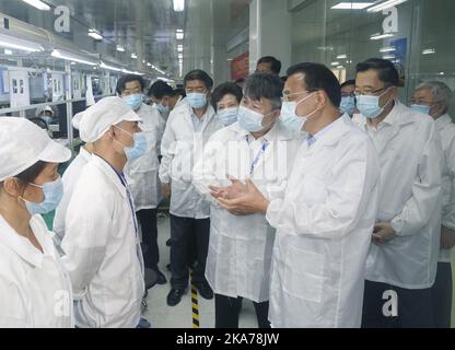 (200707) -- GUIYANG, 7. Juli 2020 (Xinhua) -- der chinesische Premierminister Li Keqiang, ebenfalls Mitglied des Ständigen Ausschusses des Politbüros des Zentralkomitees der Kommunistischen Partei Chinas, besucht eine Firma in der Stadt Tongren, südwestlich der Provinz Guizhou, 6. Juli 2020. Li machte von Montag bis Dienstag eine Inspektionsreise in die Städte Tongren und Guiyang in der südwestlichen Provinz Guizhou in China. (Xinhua/Liu Weihing) Stockfoto