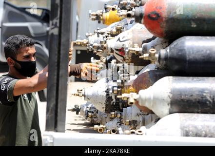 (200707) -- BAGDAD, 7. Juli 2020 (Xinhua) -- Ein Arbeiter überprüft Sauerstoffflaschen, die am 7. Juli 2020 an eine Sauerstoffnachfüllstation in Bagdad, Irak, in Krankenhäuser geliefert werden. Eine staatliche Sauerstofffüllungsfabrik im Irak hat ihre Befüllung von Sauerstoffflaschen und Flüssiggas erhöht, um die Nachfrage der irakischen Krankenhäuser angesichts des anhaltenden Anstiegs der COVID-19-Infektionen zu decken. Das Wiederaufleben der COVID-19-Pandemie im Irak setzte sich am Dienstag fort, als das irakische Gesundheitsministerium 2.426 neue Fälle bestätigte, wodurch die Gesamtzahl der Coronavirus-Infektionen landesweit auf 64.701 stieg. (Xinhua) Stockfoto