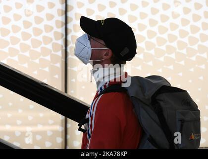 (200707) -- FRANKFURT, 7. Juli 2020 (Xinhua) -- Ein Mann mit Gesichtsmaske nimmt am 7. Juli 2020 in einem Einkaufszentrum in Frankfurt eine Rolltreppe. Bundeskanzlerin Angela Merkel lehnt die Idee ab, sich von der Pflicht zur Gesichtsmaske in den Geschäften des Landes zu entfernen, sagte Regierungssprecher Steffen Seibert hier am Montag. (Xinhua/Lu Yang) Stockfoto