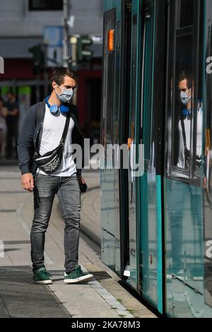 (200707) -- FRANKFURT, 7. Juli 2020 (Xinhua) -- Ein Mann mit Gesichtsmaske bereitet sich auf den Straßenbahnzug in Frankfurt am 7. Juli 2020 vor. Bundeskanzlerin Angela Merkel lehnt die Idee ab, sich von der Pflicht zur Gesichtsmaske in den Geschäften des Landes zu entfernen, sagte Regierungssprecher Steffen Seibert hier am Montag. (Xinhua/Lu Yang) Stockfoto