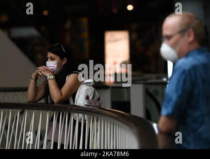 (200707) -- FRANKFURT, 7. Juli 2020 (Xinhua) -- Menschen mit Gesichtsmasken werden am 7. Juli 2020 in einem Einkaufszentrum in Frankfurt, Deutschland, gesehen. Bundeskanzlerin Angela Merkel lehnt die Idee ab, sich von der Pflicht zur Gesichtsmaske in den Geschäften des Landes zu entfernen, sagte Regierungssprecher Steffen Seibert hier am Montag. (Xinhua/Lu Yang) Stockfoto