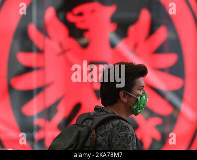 (200707) -- FRANKFURT, 7. Juli 2020 (Xinhua) -- Ein Mann mit Gesichtsmaske geht in einem Einkaufszentrum in Frankfurt, Deutschland, 7. Juli 2020. Bundeskanzlerin Angela Merkel lehnt die Idee ab, sich von der Pflicht zur Gesichtsmaske in den Geschäften des Landes zu entfernen, sagte Regierungssprecher Steffen Seibert hier am Montag. (Xinhua/Lu Yang) Stockfoto