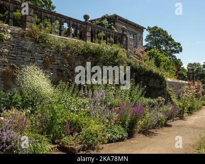 Haddon Hall, ein mittelalterliches Herrenhaus aus dem 11.. Jahrhundert, Bakewell, Derbyshire, Großbritannien; Blick auf die Gärten im Sommer Stockfoto