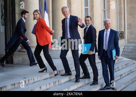 (200708) -- PARIS, 8. Juli 2020 (Xinhua) -- der französische Wirtschafts- und Finanzminister Bruno Le Maire (3. R) kommt am 7. Juli 2020 zum ministerrat im Elysée-Palast in Paris, Frankreich. Die französische Präsidentschaft hat am Montag eine neu zusammengestellte Regierung mit gemischten Profilen und alten und neuen Gesichtern enthüllt, um den neuen Weg zu beschreiten, den Präsident Emmanuel Macron in seinen verbleibenden zwei Jahren im Amt für den Wiederaufbau des Landes zugesagt hat. (Foto von Aurelien Morissard/Xinhua) Stockfoto