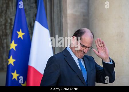 (200708) -- PARIS, 8. Juli 2020 (Xinhua) -- der französische Premierminister Jean Castex verlässt das Amt, nachdem der ministerrat am Elysee-Palast in Paris, Frankreich, am 7. Juli 2020 stattfand. Die französische Präsidentschaft hat am Montag eine neu zusammengestellte Regierung mit gemischten Profilen und alten und neuen Gesichtern enthüllt, um den neuen Weg zu beschreiten, den Präsident Emmanuel Macron in seinen verbleibenden zwei Jahren im Amt für den Wiederaufbau des Landes zugesagt hat. (Foto von Aurelien Morissard/Xinhua) Stockfoto