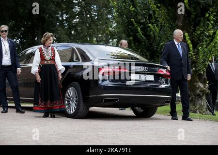 Asker, Norwegen 20200905. König Harald und Königin Sonja auf dem Weg zur Konfirmation von Prinz Sverre Magnus in der Asker Kirche. Foto: Vidar Ruud / NTB scanpix Stockfoto