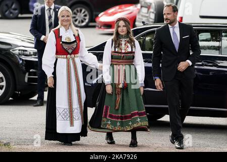 Asker , Norwegen 20200905. Kronprinzessin Mette Marit, Prinzessin Ingrid Alexandra und Kronprinz Haakon kommen vor der Bestätigung von Prinz Sverre Magnus in der Asker Kirche in die Kirche. POOL Foto: Vidar Ruud / NTB scanpix Stockfoto