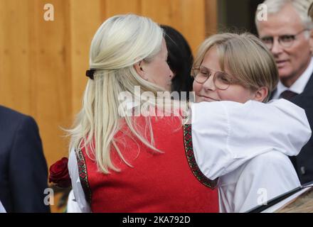 Asker, Norwegen 20200905. Mutter Kronprinzessin Mote-Marit umarmt Prinz Sverre Magnus gut vor der Asker Kirche. Foto: Vidar Ruud / NTB scanpix Stockfoto