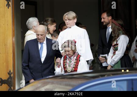 Asker , Norwegen 20200905. König Harald, Königin Sonja, Kronprinz Haakon (rechts hinten), Prinzessin Ingrid Alexandra Right und Prinz Sverre Magnus (in weiß) auf dem Weg aus der Konfirmation von Prinz Sverre Magnus in der Asker Kirche. Foto: Vidar Ruud / NTB scanpix Stockfoto