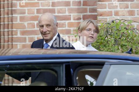 Asker , Norwegen 20200905. König Harald und Prinz Sverre Magnus vor der Asker Kirche. Foto: Vidar Ruud / NTB scanpix Stockfoto