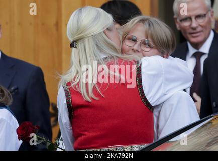 Asker, Norwegen 20200905. Mutter Kronprinzessin Mette-Marit umarmt Prinz Sverre Magnus gut vor der Asker Kirche. Foto: Vidar Ruud / NTB scanpix Stockfoto