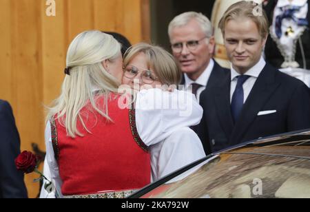 Asker, Norwegen 20200905. Mutter Kronprinzessin Mette-Marit umarmt Prinz Sverre Magnus gut vor der Asker Kirche. Marius Borg Hoiby (rechts). Foto: Vidar Ruud / NTB scanpix Stockfoto