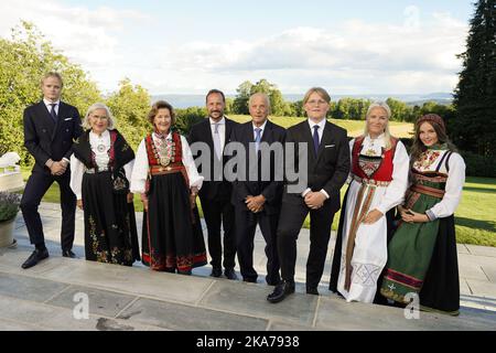 Asker, Norwegen 20200905. Prinz Sverre Magnus stellt sich nach seiner Bestätigung in der Asker Kirche für ein Bild in Skaugum ein. Hier von links: Marius Borg Hoiby, Marit Tjessem, Königin Sonja, Kronprinz Haakon, König Harald, Kronprinzessin Mette-Marit und Prinzessin Ingrid Alexandra. POOL Foto: Lise Aaserud / NTB scanpix Stockfoto