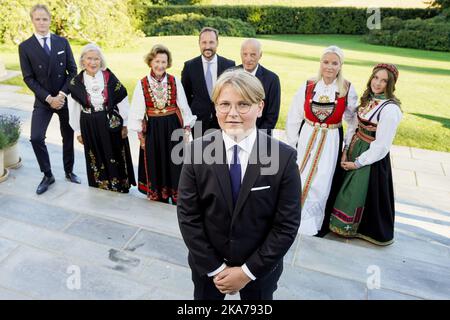 Asker, Norwegen 20200905. Prinz Sverre Magnus stellt sich nach seiner Bestätigung in der Asker Kirche für ein Bild in Skaugum ein. Hier von links: Marius Borg Hoiby, Marit Tjessem, Königin Sonja, Kronprinz Haakon, König Harald, Kronprinzessin Mette-Marit und Prinzessin Ingrid Alexandra. POOL Foto: Lise Aaserud / NTB scanpix Stockfoto