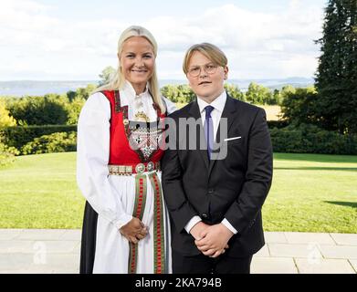 ASKER, Norwegen 20200905. Prinz Sverre Magnus und Kronprinzessin Mette-Marit stellen sich nach der Bestätigung in der Asker Kirche für ein Bild in Skaugum ein. POOL Foto: Lise Aaserud / NTB scanpix Stockfoto