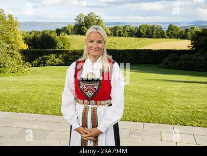 ASKER, Norwegen 20200905. Kronprinzessin Mette-Marit steht für ein Bild von Skaugum in Verbindung mit der Bestätigung von Prinz Sverre Magnus in der Asker Kirche. POOL Foto: Lise Aaserud / NTB scanpix Stockfoto