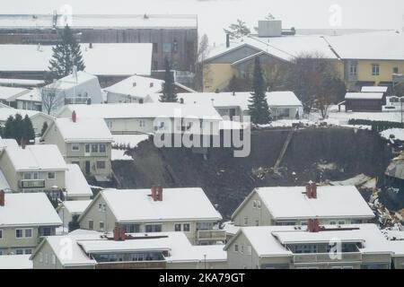 Oslo 20201230. Die Rettungskräfte sind nach einem großen Erdrutsch und Schlammlawinen in Ask. Mehrere Häuser wurden vom Erdrutsch genommen, mehr als 100 wurden evakuiert und weitere wurden ins Krankenhaus gebracht. Foto: Fredrik Hagen / NTB Stockfoto